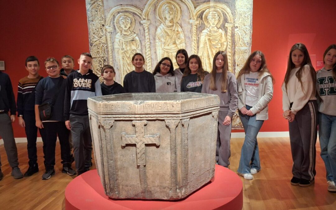 Posjet izložbi „U početku bijaše kraljevstvo“ u Klovićevim dvorima