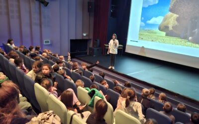Učenici trećih razreda na projekciji filma Buntovni stihovi